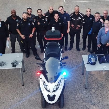שוטרי משטרת נתניה ביום הסברה בכפר עידוד